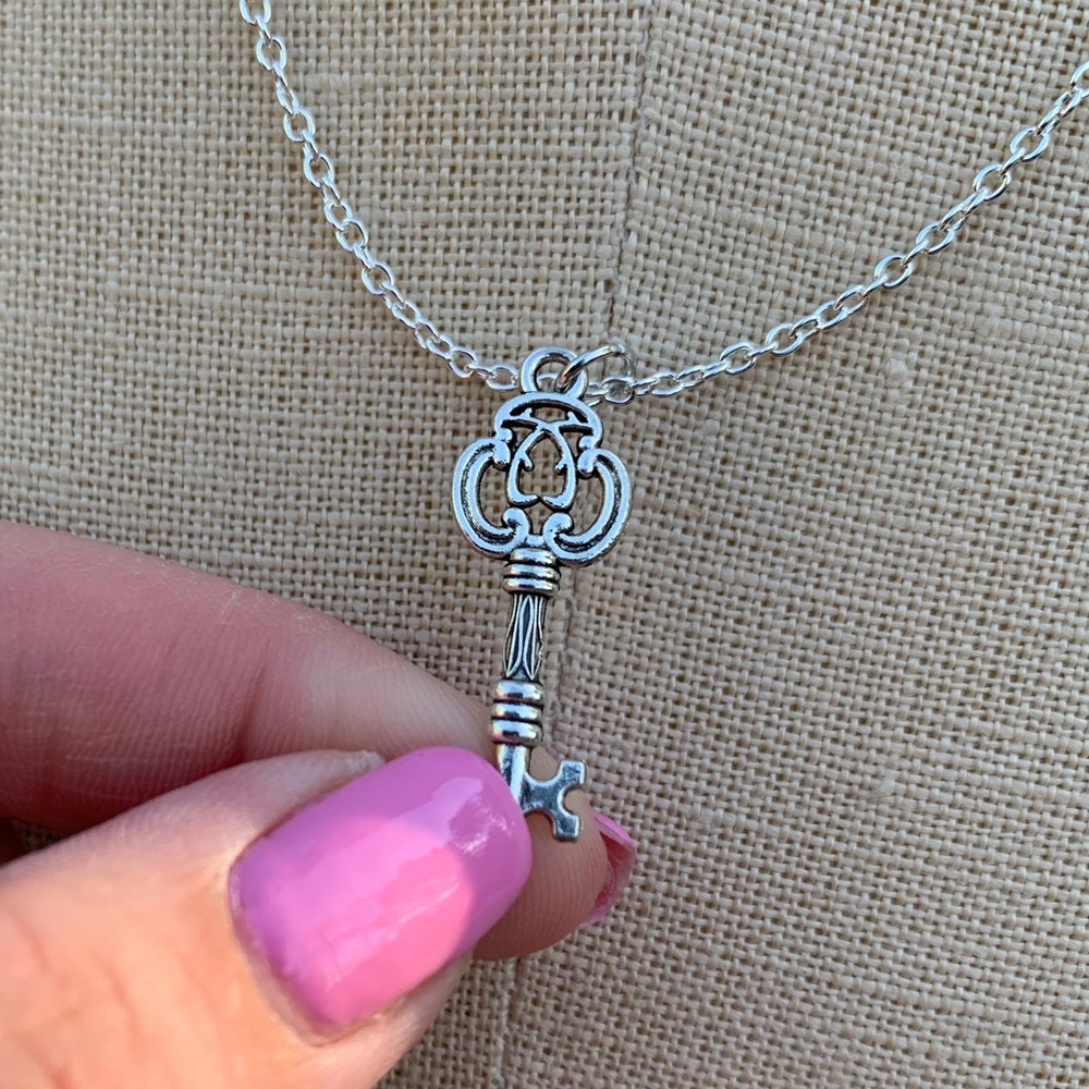 NWT Sterling Silver Plated Chain & Key Charm Necklace - Picture 12 of 13